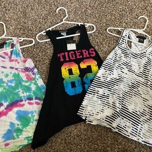 3 Flowers by Zoe racetrack tanks size 4